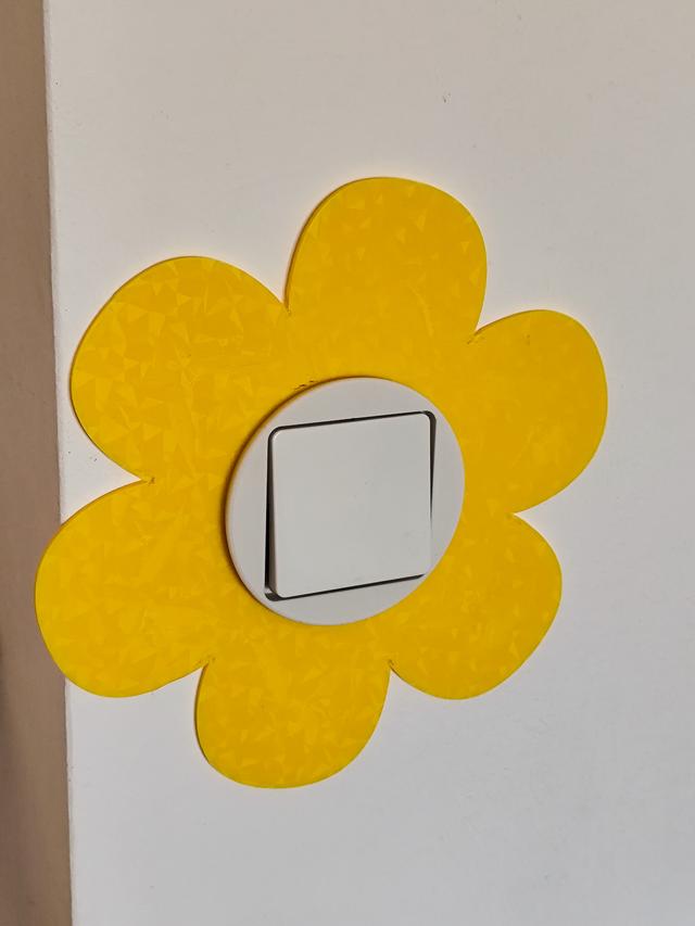 Inverted Daisy Light Switch Plate
